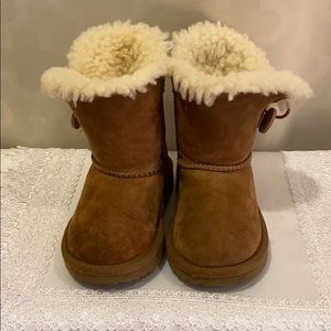 Toddler used Uggs size 7. Color chesnut.